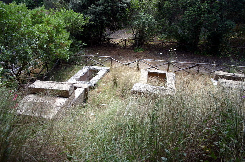 Tombes antiques à coté de l'ancien Amphithéâtre Romain de Syracuse