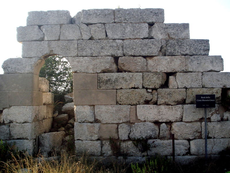 Ruines des anciens remparts grecs